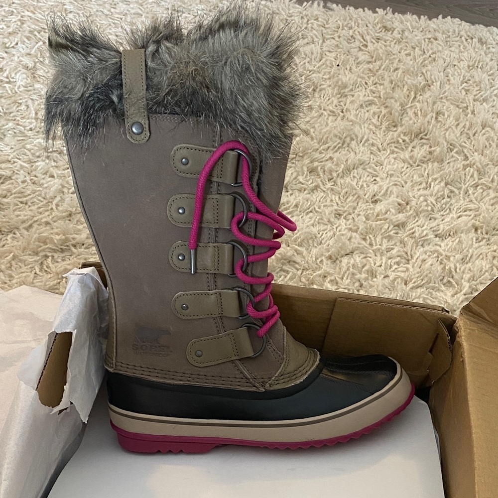 Sorel Women's Joan of Arctic Waterproof Boots. NIB. Size 9.